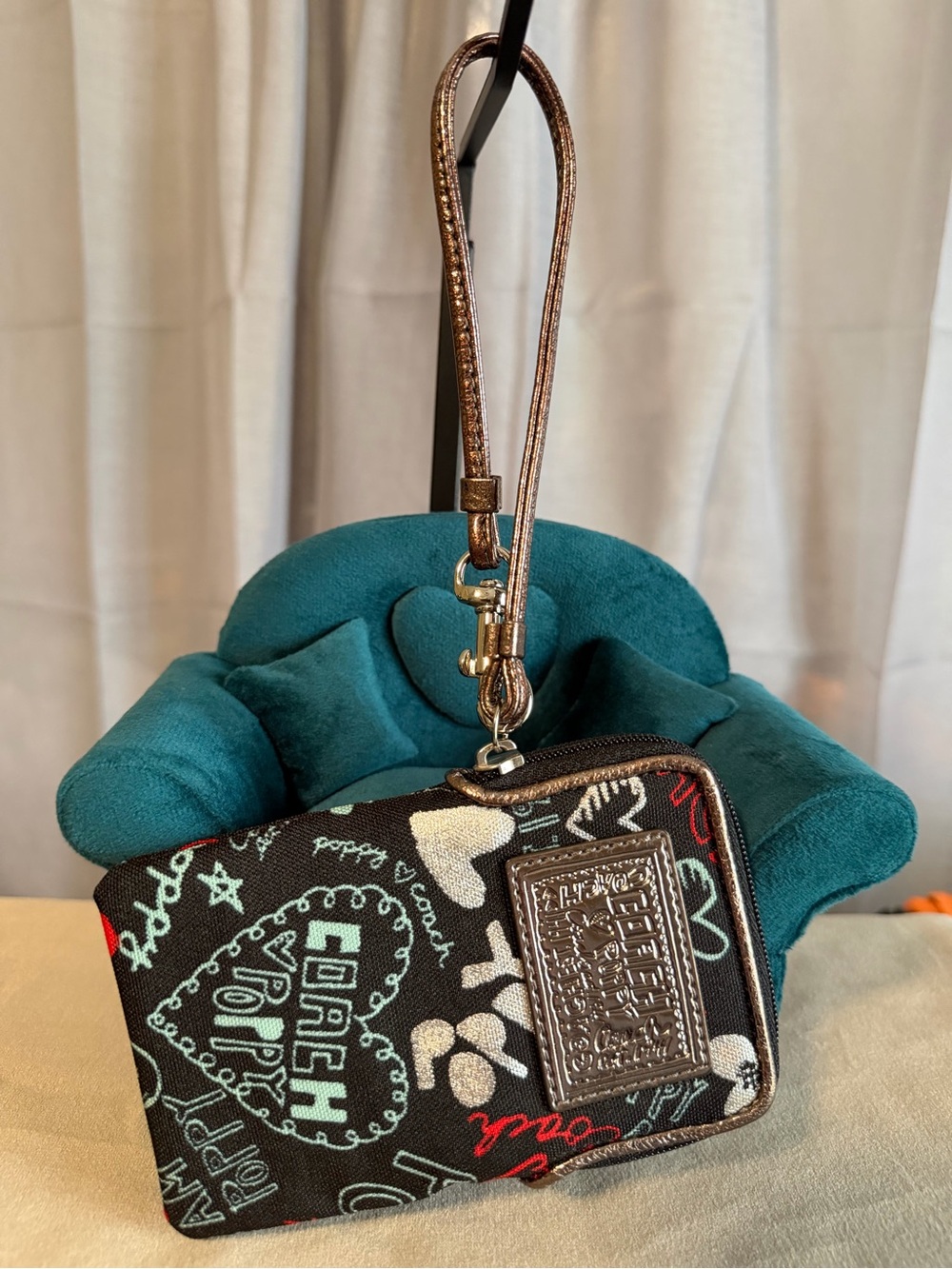 Coach Poppy Graffiti Hearts Vertical Phone Wallet Wristlet - EUC - Picture 5 of 7